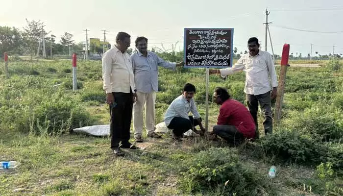 ప్రభుత్వ భూమికి ఫెన్సింగ్..! ప్రభుత్వ భూమికి ఫెన్సింగ్..!