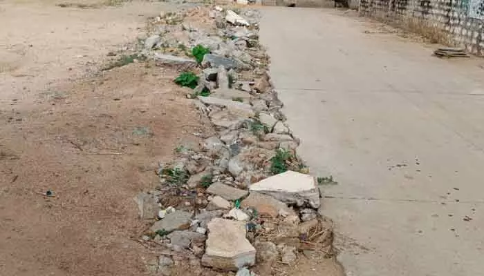 రోడ్డు తవ్వారు.. వదిలేశారు రోడ్డు తవ్వారు.. వదిలేశారు