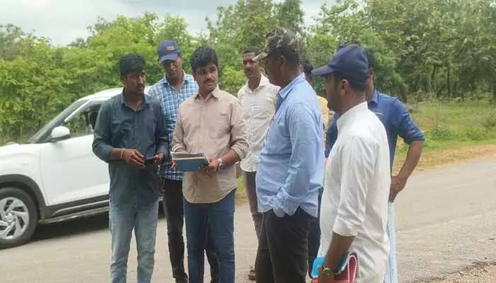భవానిపేట గ్రామ శివారులో గోదాం నిర్మాణం కోసం స్థల పరిశీలన భవానిపేట గ్రామ శివారులో గోదాం నిర్మాణం కోసం స్థల పరిశీలన