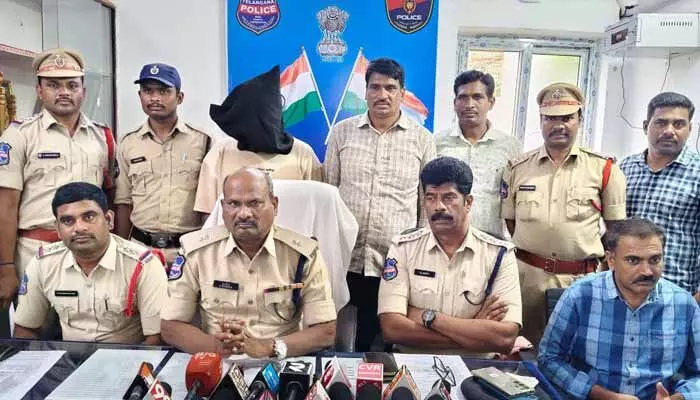 మిర్యాలగూడలో చైన్ స్నాచింగ్ కేసు ఛేదించిన పోలీసులు మిర్యాలగూడలో చైన్ స్నాచింగ్ కేసు ఛేదించిన పోలీసులు