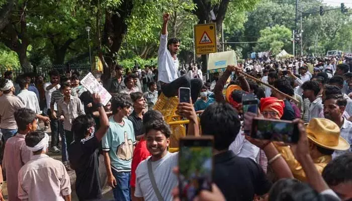 గళమెత్తిన యువత - ఉలిక్కిపడ్డ పాలకవర్గం! గళమెత్తిన యువత - ఉలిక్కిపడ్డ పాలకవర్గం!