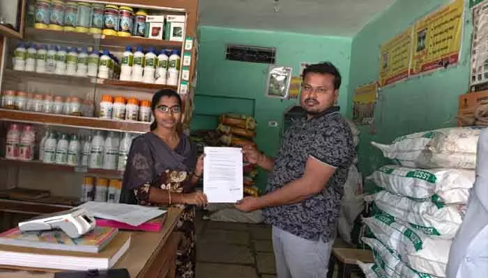 ఎంఆర్పీ కంటే ఎక్కువకు యూరియా విక్రయం : డీలర్కు షోకాజ్ నోటీసు ఎంఆర్పీ కంటే ఎక్కువకు యూరియా విక్రయం : డీలర్కు షోకాజ్ నోటీసు