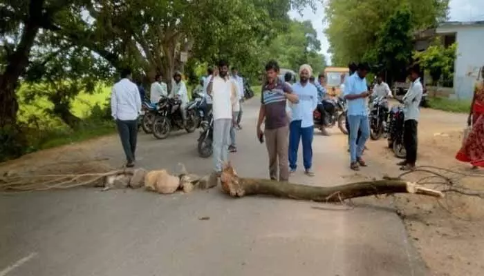 ఇందిరమ్మ ఇళ్ల బిల్లుల కోసం రాస్తారోకో ఇందిరమ్మ ఇళ్ల బిల్లుల కోసం రాస్తారోకో