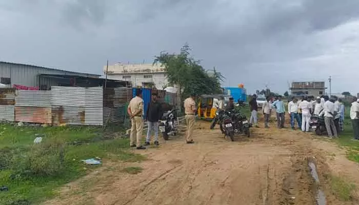 బాసరలో పట్టపగలే చోరీ బాసరలో పట్టపగలే చోరీ