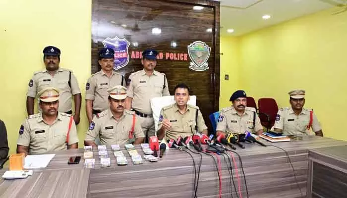 బ్యాంకు డబ్బులే టార్గెట్..! బ్యాంకు డబ్బులే టార్గెట్..!