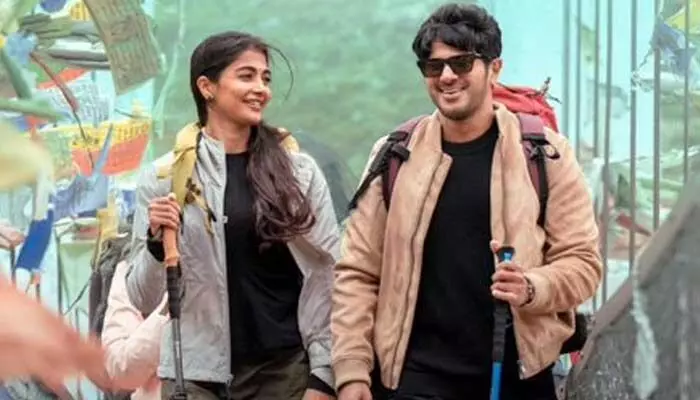 దుల్కర్ శ్రీ శ్రీ నుంచి ఫస్ట్ సింగిల్ అప్డేట్.. ఆకట్టుకుంటోన్న ఫస్ట్ లుక్ పోస్టర్ దుల్కర్ శ్రీ శ్రీ నుంచి ఫస్ట్ సింగిల్ అప్డేట్.. ఆకట్టుకుంటోన్న ఫస్ట్ లుక్ పోస్టర్