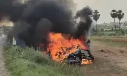 కోదాడ బైపాస్పై భయానక ప్రమాదం.. పల్టీలు కొట్టి తగలబడ్డ కారు, ఐదుగురు సురక్షితం! కోదాడ బైపాస్పై భయానక ప్రమాదం.. పల్టీలు కొట్టి తగలబడ్డ కారు, ఐదుగురు సురక్షితం!