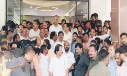 పెద్ది సుదర్శన్ రెడ్డిని పరామర్శించిన కేటీఆర్, హరీష్ రావు