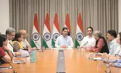 హస్తినలో కీలక పరిణామం.. విద్యా‌శాఖ అదనపు బాధ్యతలు స్వీకరించిన ప్రహ్లాద్ జోషి