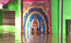 మళ్లీ నీటిలో మునిగిపోయిన పోచమ్మ ఆలయం.. ఆందోళనలో భక్తులు మళ్లీ నీటిలో మునిగిపోయిన పోచమ్మ ఆలయం.. ఆందోళనలో భక్తులు