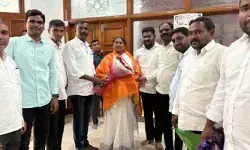 మంత్రి సీతక్కను కలిసిన ఉప్లూర్ కాంగ్రెస్ నాయకులు