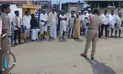 గుర్తు తెలియని వ్యక్తులతో జాగ్రత్తగా ఉండాలి : ఎస్సై పోచయ్య