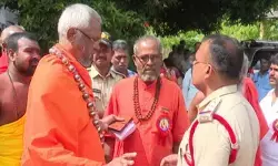 ఏర్పేడు సీఐ తీరుపై స్వామీజీల ఆగ్రహం.. శ్రీనివాసమంగాపురంలో సమావేశం ఏర్పేడు సీఐ తీరుపై స్వామీజీల ఆగ్రహం.. శ్రీనివాసమంగాపురంలో సమావేశం