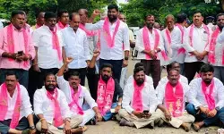 వికారాబాద్–మోమిన్‌పేట్ రోడ్డుపై బీఆర్ఎస్ నాయకుల బైఠాయింపు