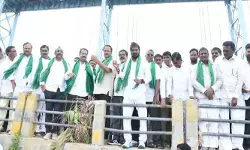 రెండు రాష్ట్రాల కాంగ్రెస్ వైఖరితో రైతులు నష్టపోతున్నారు