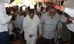 మూడు దశాబ్దాల తర్వాత ఒకే వేదికపై గురు-శిష్యుల కలయిక