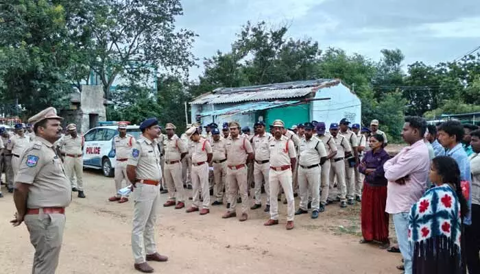 నేరాల నియంత్రణే లక్ష్యం.. కోదాడలో పోలీసుల ప్రత్యేక తనిఖీలు నేరాల నియంత్రణే లక్ష్యం.. కోదాడలో పోలీసుల ప్రత్యేక తనిఖీలు