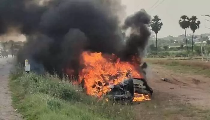 కోదాడ బైపాస్పై భయానక ప్రమాదం.. పల్టీలు కొట్టి తగలబడ్డ కారు, ఐదుగురు సురక్షితం! కోదాడ బైపాస్పై భయానక ప్రమాదం.. పల్టీలు కొట్టి తగలబడ్డ కారు, ఐదుగురు సురక్షితం!