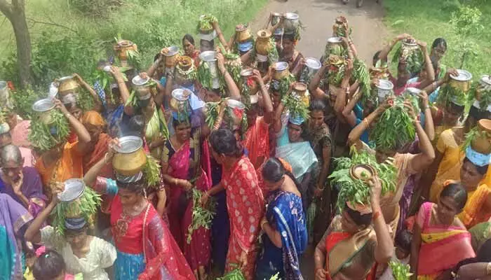 కేసుపల్లిలో భక్తిశ్రద్ధలతో బోనాల జాతర.. వరుణుడు కరుణించాలని ప్రత్యేక పూజలు కేసుపల్లిలో భక్తిశ్రద్ధలతో బోనాల జాతర.. వరుణుడు కరుణించాలని ప్రత్యేక పూజలు