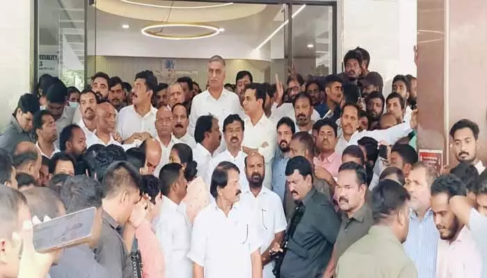 పెద్ది సుదర్శన్ రెడ్డిని పరామర్శించిన కేటీఆర్, హరీష్ రావు పెద్ది సుదర్శన్ రెడ్డిని పరామర్శించిన కేటీఆర్, హరీష్ రావు