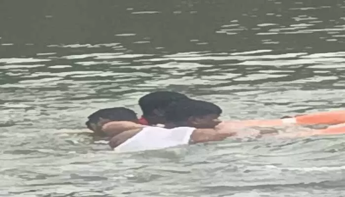 జూరాల కృష్ణా నదిలో మునిగి డిగ్రీ విద్యార్థి మృతి జూరాల కృష్ణా నదిలో మునిగి డిగ్రీ విద్యార్థి మృతి