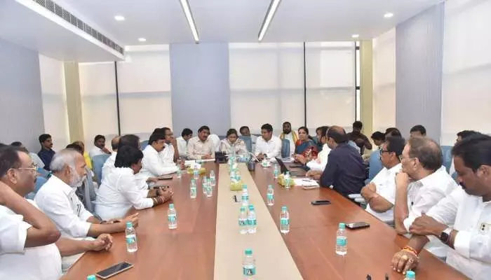 ప్రధాని మోదీ బహిరంగ సభ ఏర్పాట్లపై మంత్రుల సమీక్ష ప్రధాని మోదీ బహిరంగ సభ ఏర్పాట్లపై మంత్రుల సమీక్ష