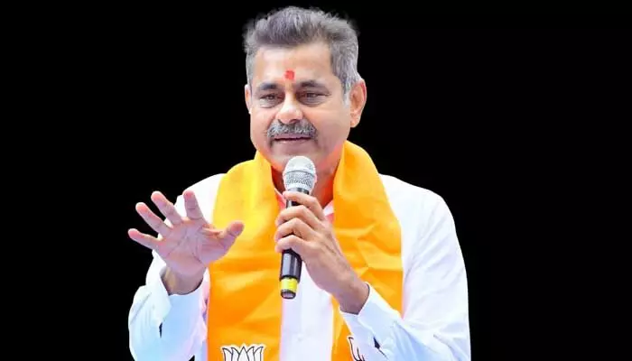 ‘ఇతర దేశాల్లో అయితే కాల్చి చంపేవారు’: జెన్Z ప్రొటెస్ట్పై కొండా విశ్వేశ్వర్ రెడ్డి వివాదాస్పద వ్యాఖ్యలు ‘ఇతర దేశాల్లో అయితే కాల్చి చంపేవారు’: జెన్Z ప్రొటెస్ట్పై కొండా విశ్వేశ్వర్ రెడ్డి వివాదాస్పద వ్యాఖ్యలు