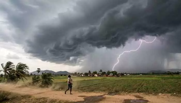తెలంగాణకు వర్ష హెచ్చరిక: మరో రెండు గంటల్లో ఈ జిల్లాల్లో మోస్తరు వానలు తెలంగాణకు వర్ష హెచ్చరిక: మరో రెండు గంటల్లో ఈ జిల్లాల్లో మోస్తరు వానలు