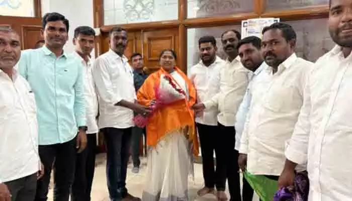మంత్రి సీతక్కను కలిసిన ఉప్లూర్ కాంగ్రెస్ నాయకులు మంత్రి సీతక్కను కలిసిన ఉప్లూర్ కాంగ్రెస్ నాయకులు