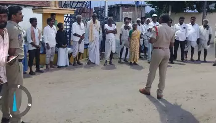 గుర్తు తెలియని వ్యక్తులతో జాగ్రత్తగా ఉండాలి : ఎస్సై పోచయ్య గుర్తు తెలియని వ్యక్తులతో జాగ్రత్తగా ఉండాలి : ఎస్సై పోచయ్య