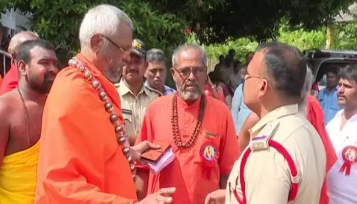 ఏర్పేడు సీఐ తీరుపై స్వామీజీల ఆగ్రహం.. శ్రీనివాసమంగాపురంలో సమావేశం ఏర్పేడు సీఐ తీరుపై స్వామీజీల ఆగ్రహం.. శ్రీనివాసమంగాపురంలో సమావేశం