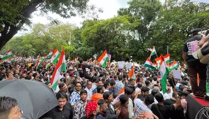 శివాజీ పార్క్లో పోటెత్తిన యువసముద్రం.. విద్యాశాఖ మంత్రి రాజీనామాపై ఘనంగా విజయోత్సవం శివాజీ పార్క్లో పోటెత్తిన యువసముద్రం.. విద్యాశాఖ మంత్రి రాజీనామాపై ఘనంగా విజయోత్సవం