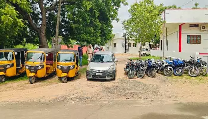 వాహనాలు పార్కింగ్ చేస్తున్నారా.. జాగ్రత్త..! వాహనాలు పార్కింగ్ చేస్తున్నారా.. జాగ్రత్త..!