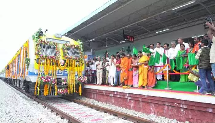 కొమురవెల్లి రైల్వే స్టేషన్ ప్రారంభం కొమురవెల్లి రైల్వే స్టేషన్ ప్రారంభం