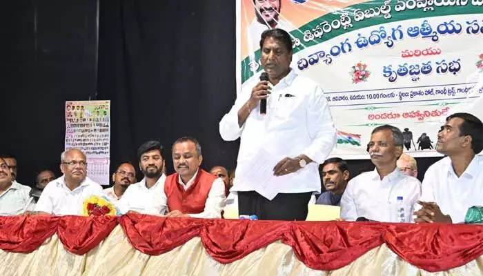 వికలాంగుల ఉద్యోగుల సమస్యలు పరిష్కరిస్తాం: మంత్రి అడ్లూరి లక్ష్మణ్ భరోసా వికలాంగుల ఉద్యోగుల సమస్యలు పరిష్కరిస్తాం: మంత్రి అడ్లూరి లక్ష్మణ్ భరోసా