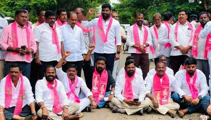 వికారాబాద్–మోమిన్పేట్ రోడ్డుపై బీఆర్ఎస్ నాయకుల బైఠాయింపు వికారాబాద్–మోమిన్పేట్ రోడ్డుపై బీఆర్ఎస్ నాయకుల బైఠాయింపు