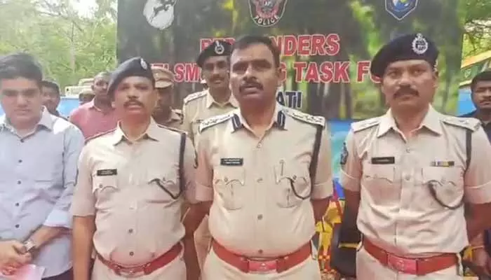 ఎర్రచందనం స్మగ్లింగ్.. ఫారెస్ట్ అధికారి సహా ఐదుగురి అరెస్ట్ ఎర్రచందనం స్మగ్లింగ్.. ఫారెస్ట్ అధికారి సహా ఐదుగురి అరెస్ట్