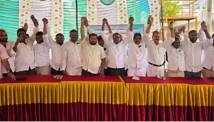 దేవేందర్ నగర్లో రౌడీ మూకలపై చర్యలు తీసుకోవాలి..అఖిలపక్ష నాయకుల డిమాండ్ దేవేందర్ నగర్లో రౌడీ మూకలపై చర్యలు తీసుకోవాలి..అఖిలపక్ష నాయకుల డిమాండ్