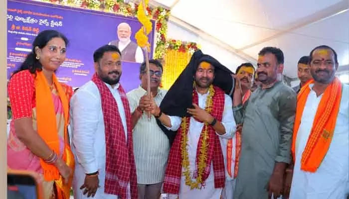 విమర్శలు వద్దు.. అభివృద్ధికి సహకరించాలి విమర్శలు వద్దు.. అభివృద్ధికి సహకరించాలి