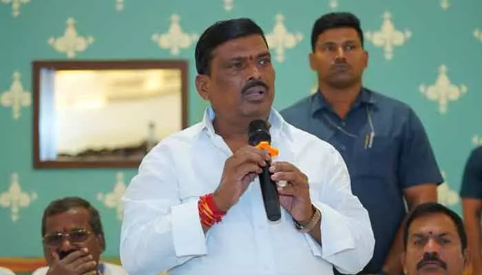 ప్రాంత విభేదాలు లేకుండా కడుపులో పెట్టుకుంటాం : ఎమ్మెల్యే ప్రాంత విభేదాలు లేకుండా కడుపులో పెట్టుకుంటాం : ఎమ్మెల్యే