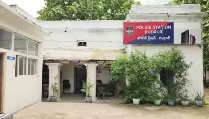 చీతా ఫోర్స్ మెరుపుదాడి.. 5 కిలోల గంజాయి స్వాధీనం చీతా ఫోర్స్ మెరుపుదాడి.. 5 కిలోల గంజాయి స్వాధీనం
