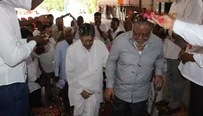 మూడు దశాబ్దాల తర్వాత ఒకే వేదికపై గురు-శిష్యుల కలయిక మూడు దశాబ్దాల తర్వాత ఒకే వేదికపై గురు-శిష్యుల కలయిక