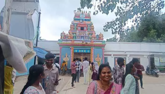 గుడి ముందు దోపిడీ.. బాలాజీకి పట్టదా..? గుడి ముందు దోపిడీ.. బాలాజీకి పట్టదా..?