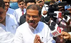 పార్లమెంట్కు చేరుకున్న మాజీ కేంద్ర మంత్రి.. ధర్మేంద్ర ప్రధాన్ జిందాబాద్ నినాదాలతో హోరెత్తిన ప్రాంగణం పార్లమెంట్కు చేరుకున్న మాజీ కేంద్ర మంత్రి.. ధర్మేంద్ర ప్రధాన్ జిందాబాద్ నినాదాలతో హోరెత్తిన ప్రాంగణం