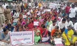 ‘మమ్మల్ని రెండుగా విడగొట్టొద్దు.. ఒకే గ్రామంగా ఉంచాలి’.. ప్రధాన రహదారిపై ధర్నా