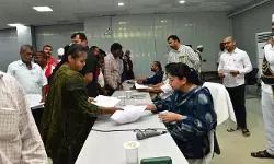 ప్రజావాణి దరఖాస్తుల పరిష్కారానికి ప్రాధాన్యత ఇవ్వాలి ప్రజావాణి దరఖాస్తుల పరిష్కారానికి ప్రాధాన్యత ఇవ్వాలి