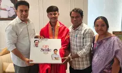ఐఐటీ విద్యార్థికి ల్యాప్‌టాప్ అందజేత