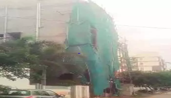 సీజ్ చేసినా ఆగని పనులు.. చర్యలు తీసుకోవాలని ప్రజల డిమాండ్ సీజ్ చేసినా ఆగని పనులు.. చర్యలు తీసుకోవాలని ప్రజల డిమాండ్