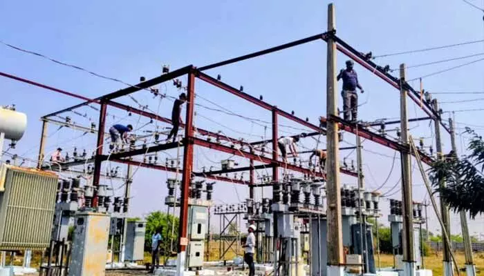 కరెంట్ కోతలకు కారణం ఎవరు? కరెంట్ కోతలకు కారణం ఎవరు?