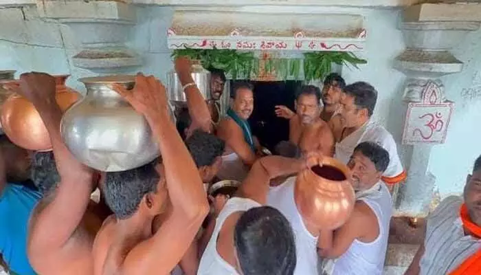 గోదావరి జలాలతో ఉమామహేశ్వర ఆలయంలో జలాభిషేకం గోదావరి జలాలతో ఉమామహేశ్వర ఆలయంలో జలాభిషేకం